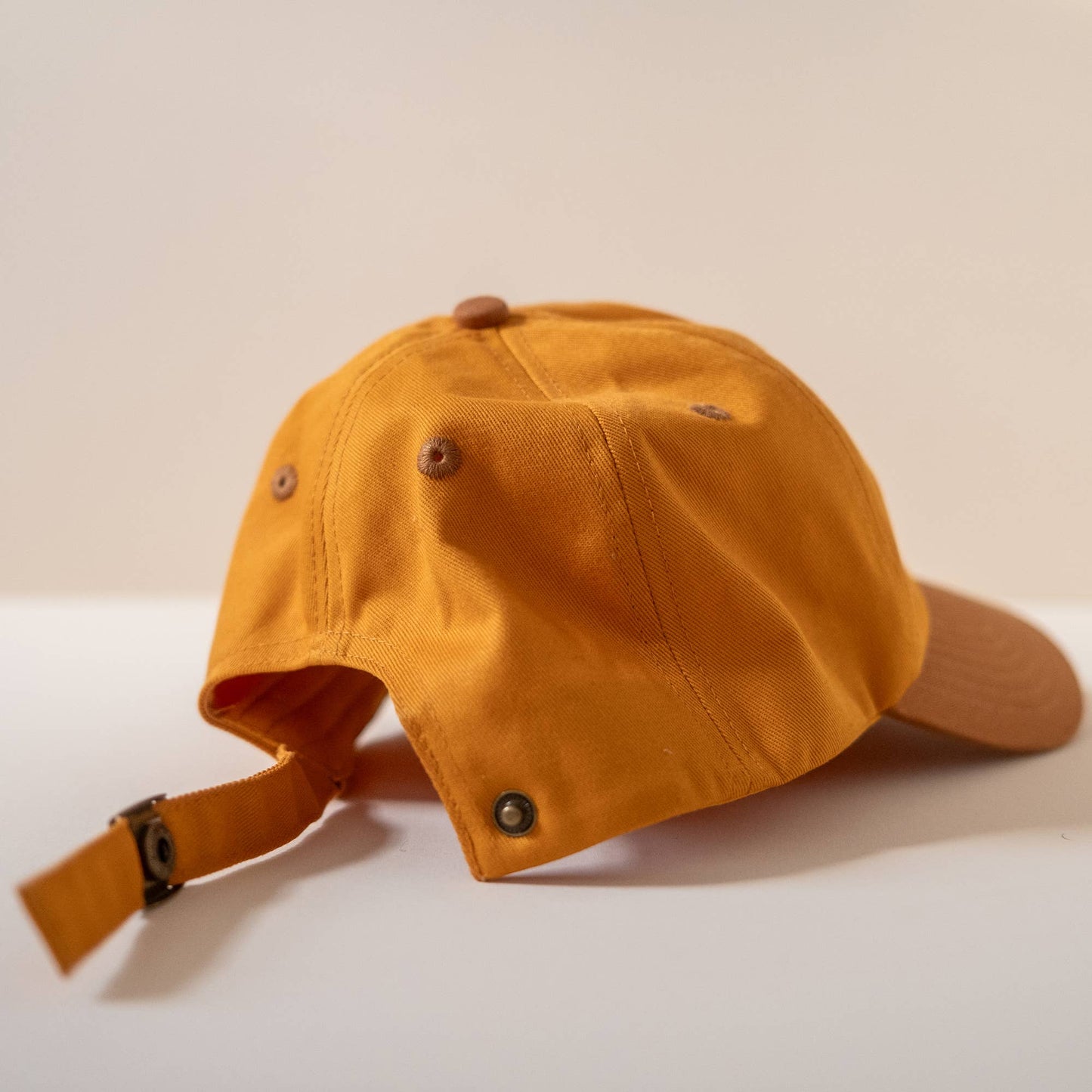 Flower embroidered cap in Rust