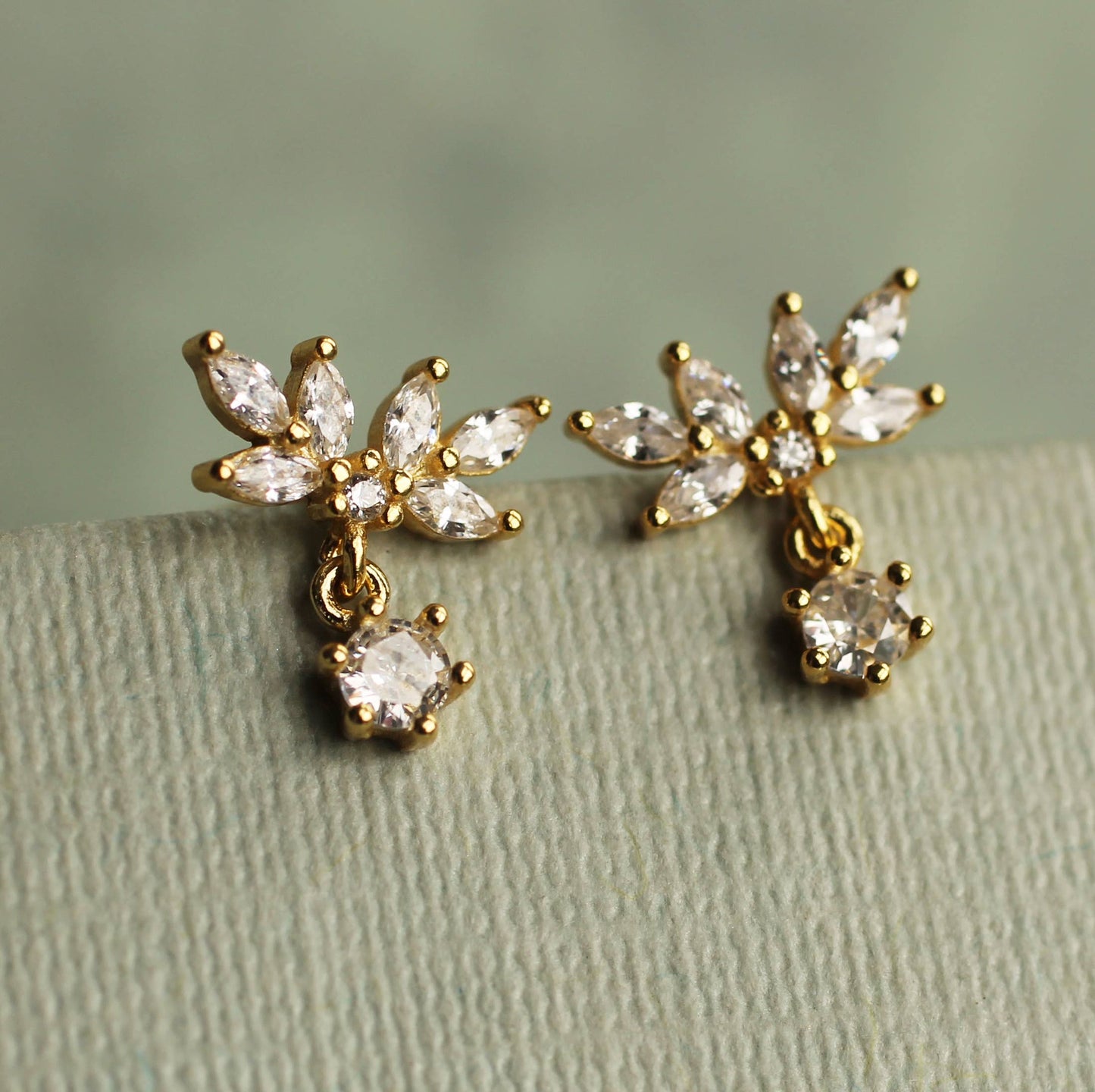 Oak Leaf Zirconia Jewells Japanese Stud Earrings
