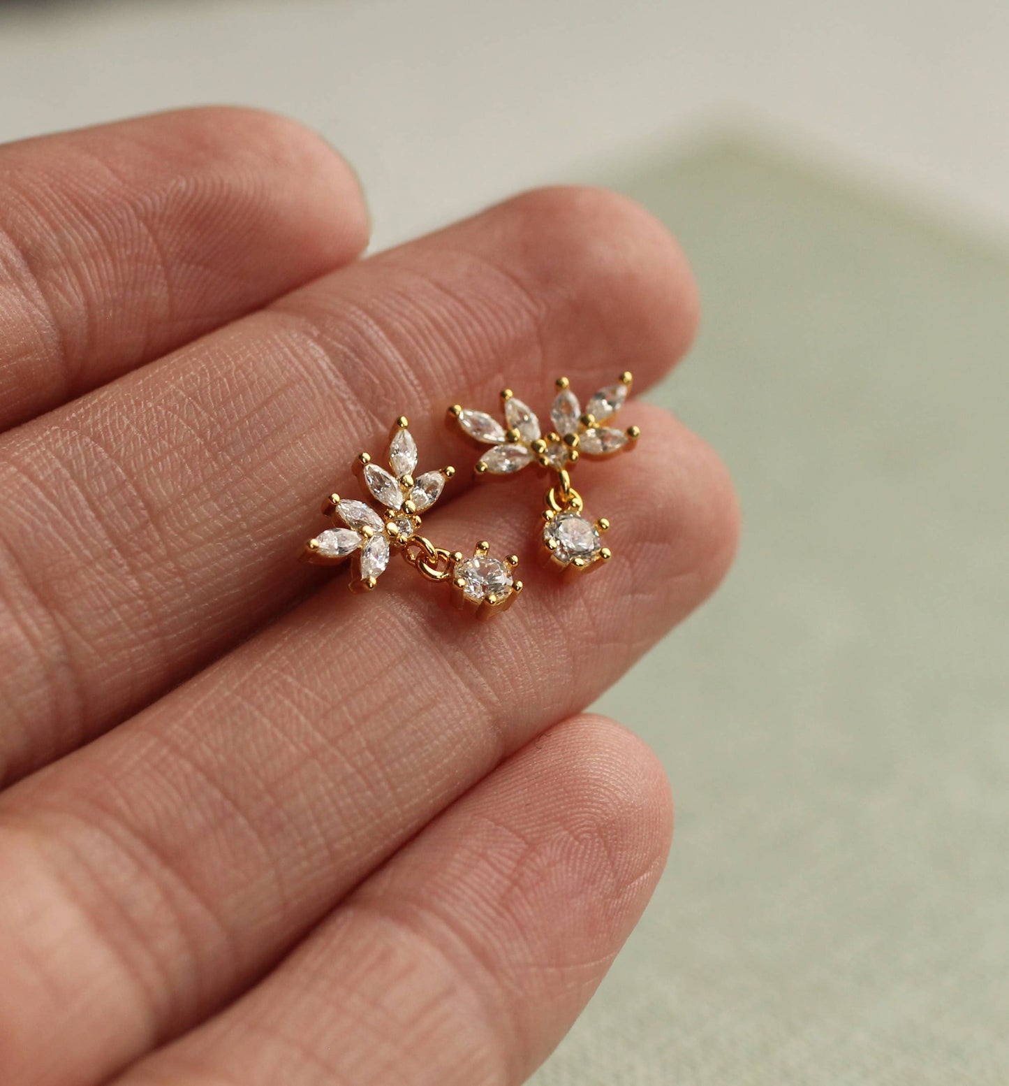 Oak Leaf Zirconia Jewells Japanese Stud Earrings