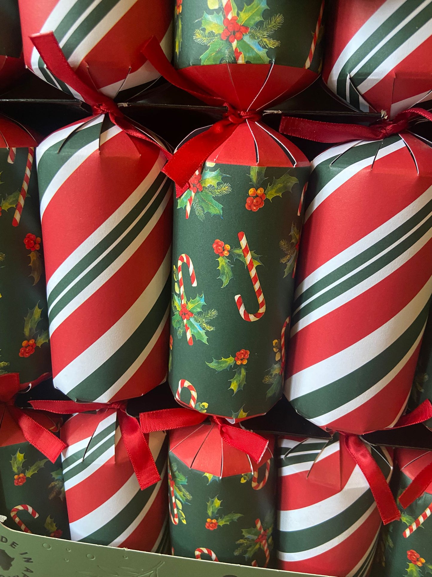 Holly & Ivy Luxury Christmas Crackers 6 pack