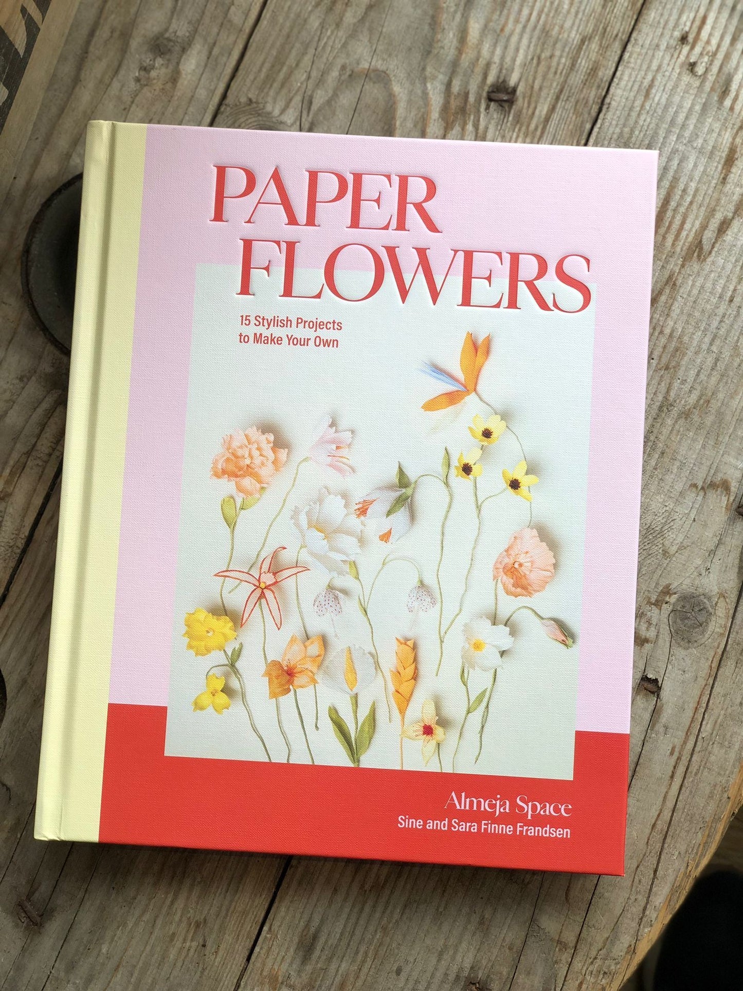 Paper Flowers: 15 Stylish Projects to Make Your Own